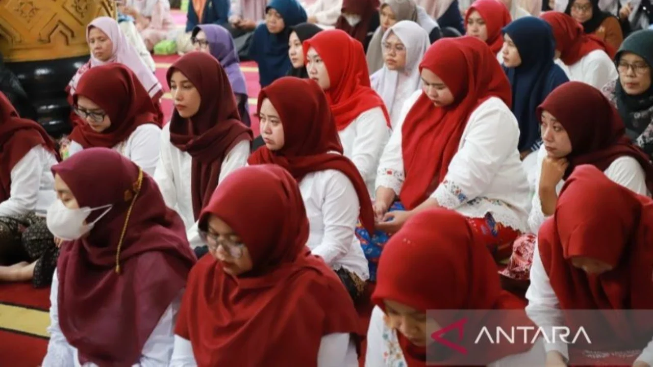 Pemerintah Kabupaten Bekasi menetapkan penyesuaian jam kerja ASN selama Ramadhan 2026. Hal ini untuk menjaga keseimbangan produktivitas kerja dengan kekhusyukan ibadah puasa, memastikan pelayanan publik optimal.
