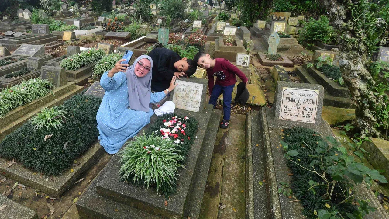 Warga berziarah di makam keluarganya di Tempat Pemakaman Umum (TPU) Dreded, Bogor,  Minggu (15/02/2026).