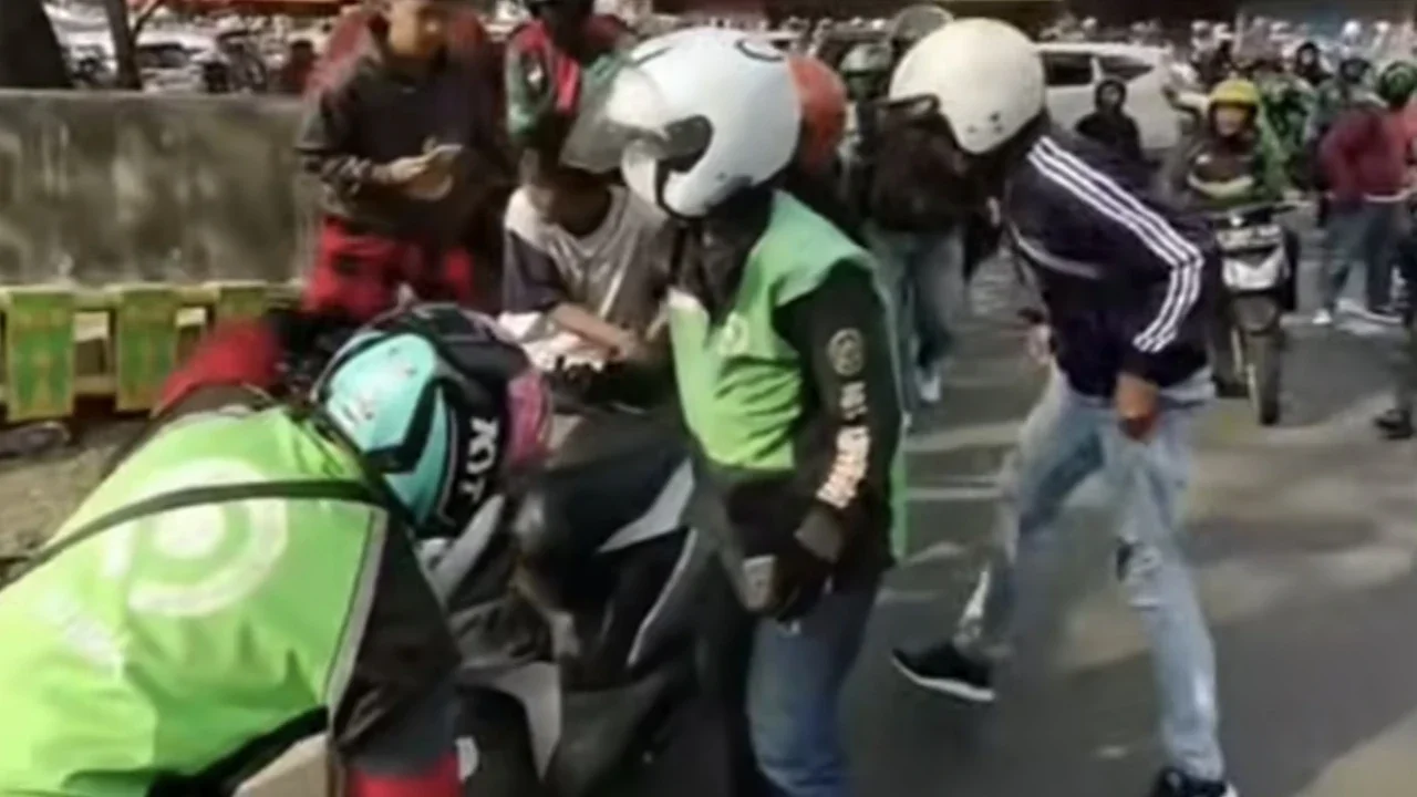 Viral Sekelompok Driver Ojol Lempar Motor ke Kali di Gunung Sahari, Diduga Milik Mata Elang