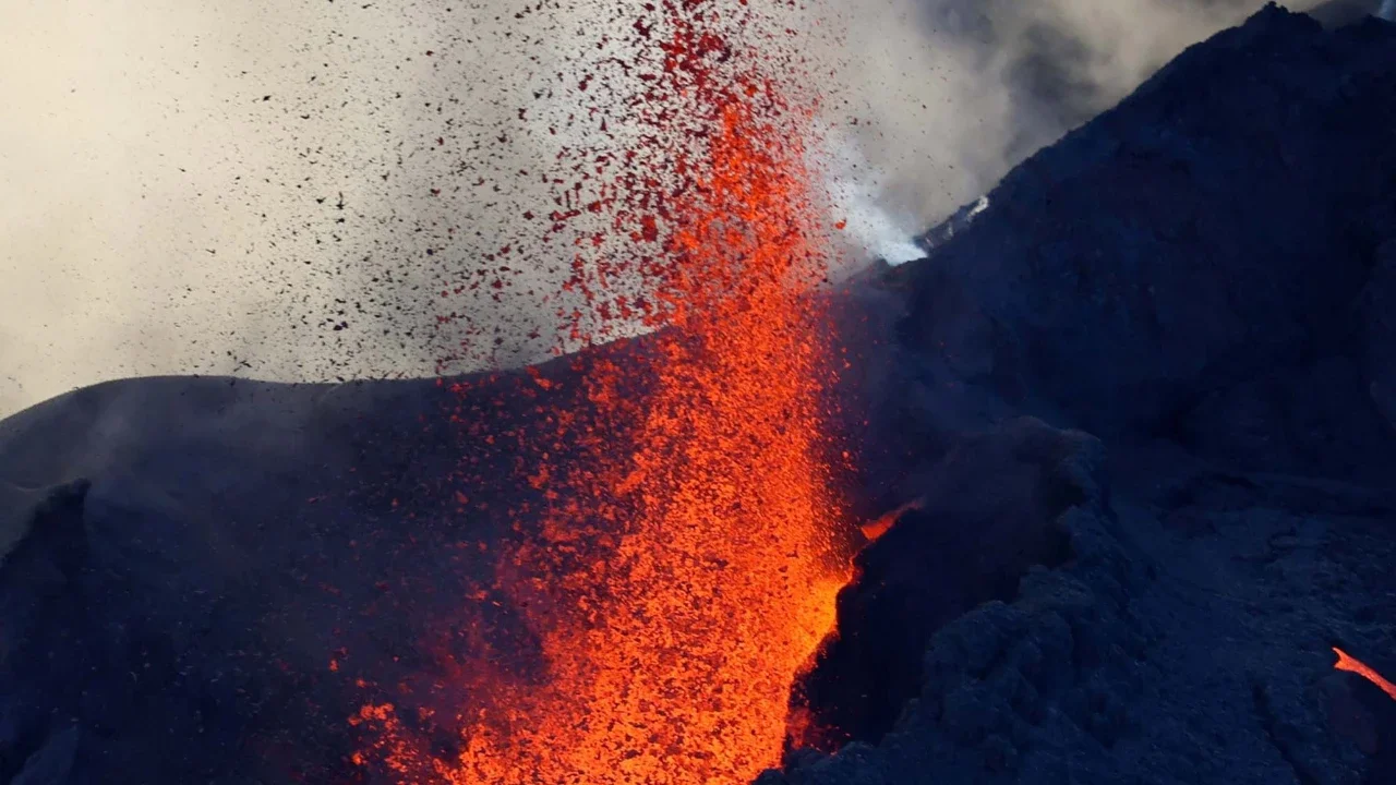 Foto udara ini menunjukkan gunung berapi Piton de la Fournaise meletus di tenggara pulau seberang laut Prancis, La Reunion, Minggu (15/02/2026) waktu setempat.