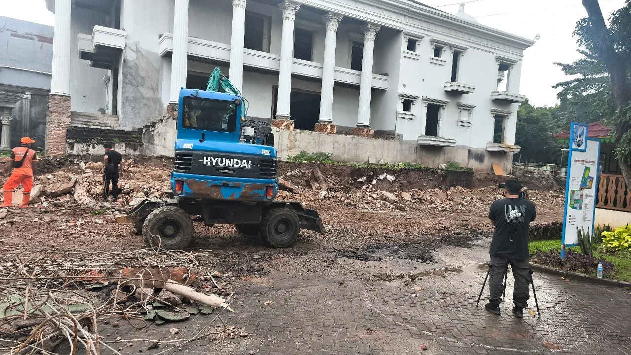 Tembok SMPN 182 Jakarta Roboh