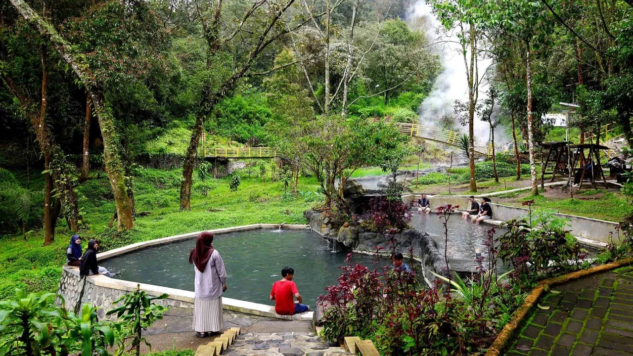 Pengunjung menikmati suasana Kawah Kamojang di Kabupaten Garut, jawa Barat, Selasa (17/02/2026).