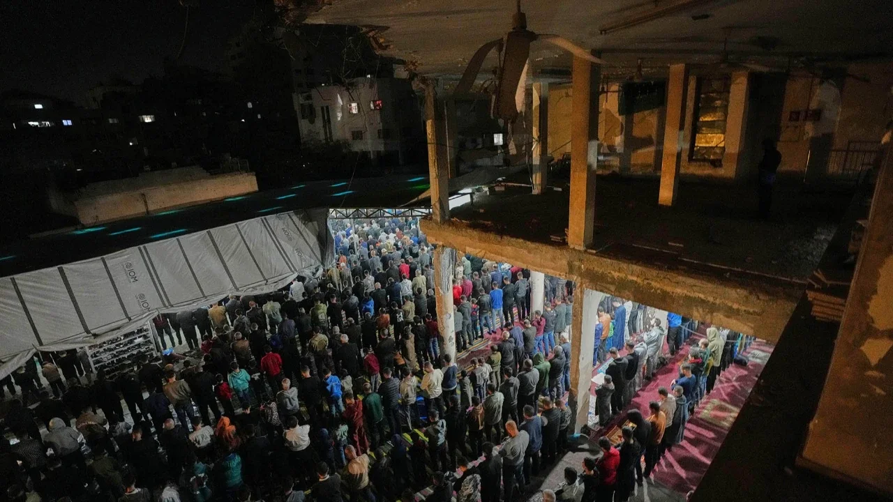 Para jamaah muslim melaksanakan salat Tarawih malam pertama bulan suci Ramadan di Masjid Alkanz, yang rusak akibat perang Israel-Hamas, di Kota Gaza, Selasa (17/02/2026).