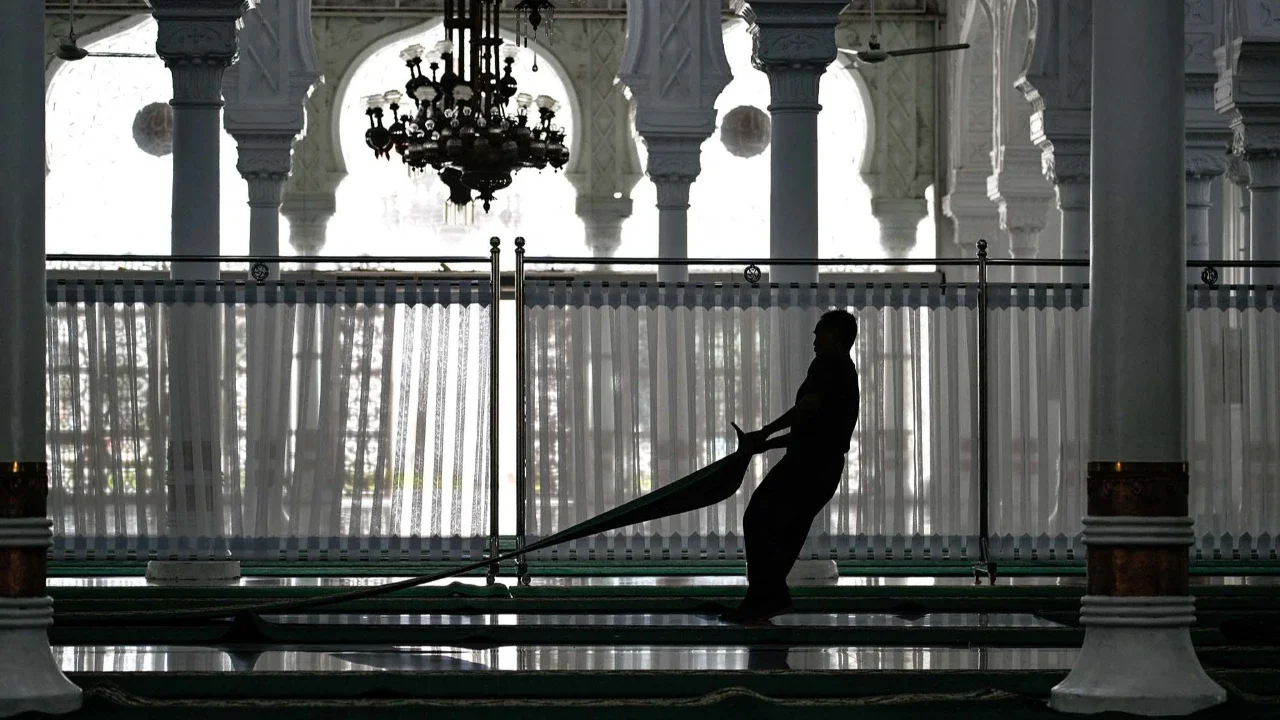 Seorang pekerja membersihkan Masjid Agung Baiturrahman menjelang bulan suci Ramadhan di Banda Aceh, Rabu (18/02/2025).