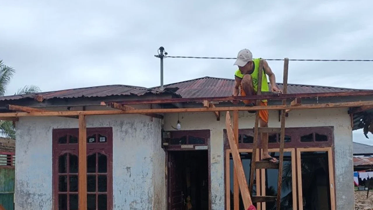 Cerita Warga Kurang Nyaman di Tenda Darurat, Nekat Pinjam Uang untuk Perbaiki Sendiri Rumah Dihantam Banjir Bandang