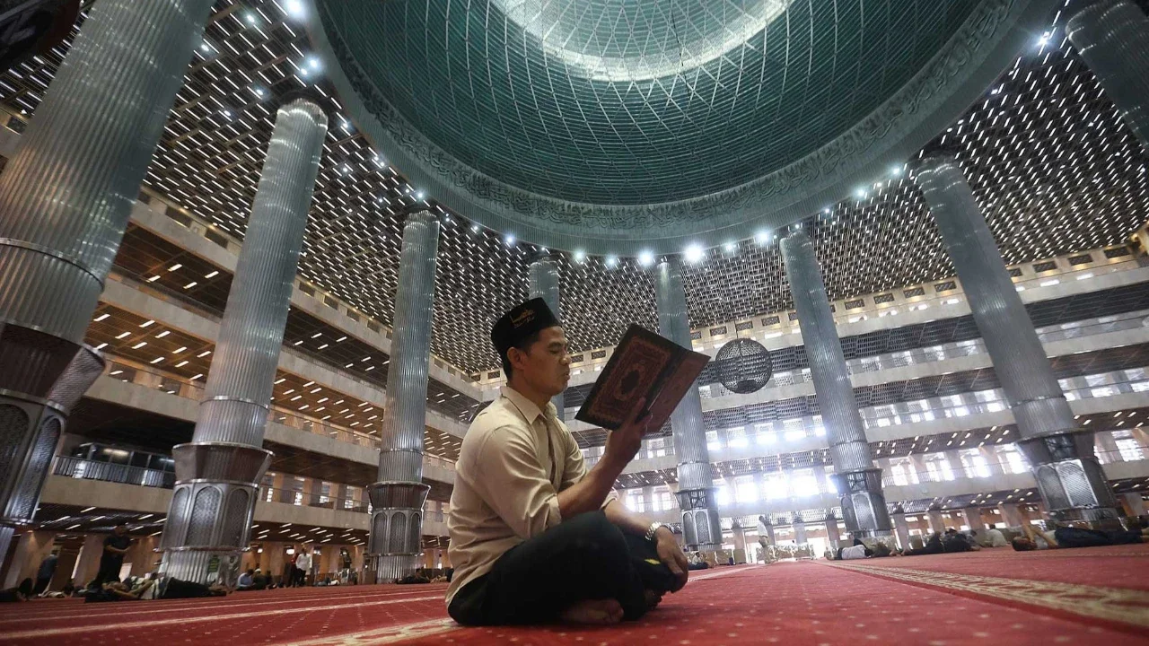 Warga membaca Al Quran saat awal bulan Ramadan di Masjid Istiqlal, Jakarta, Kamis (19/02/2026).