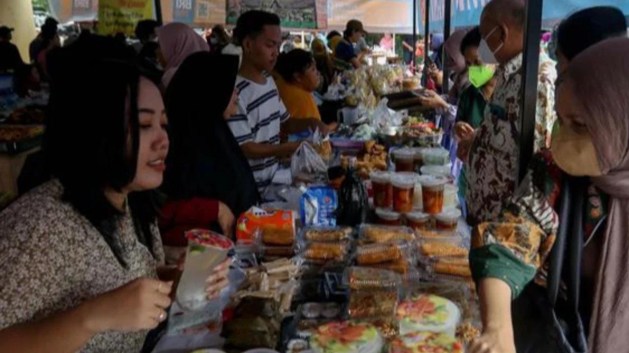 Jenis makanan yang dijual pun beraneka ragam dari berbagai daerah. (Liputan6.com/Herman Zakharia)