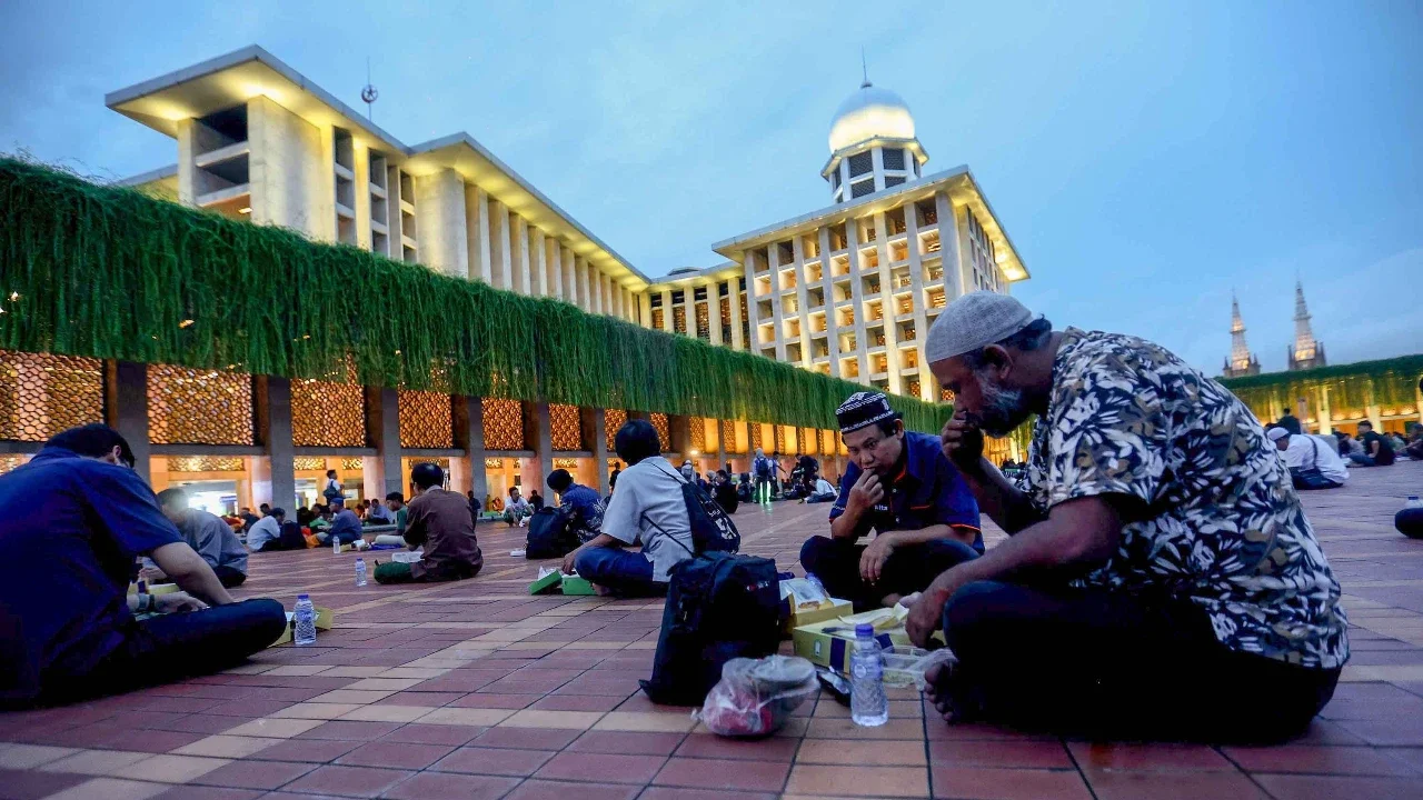 Umat muslim berbuka puasa pada hari pertama Ramadhan di Masjid Istiqlal, Jakarta, Selasa (19/2/2026)