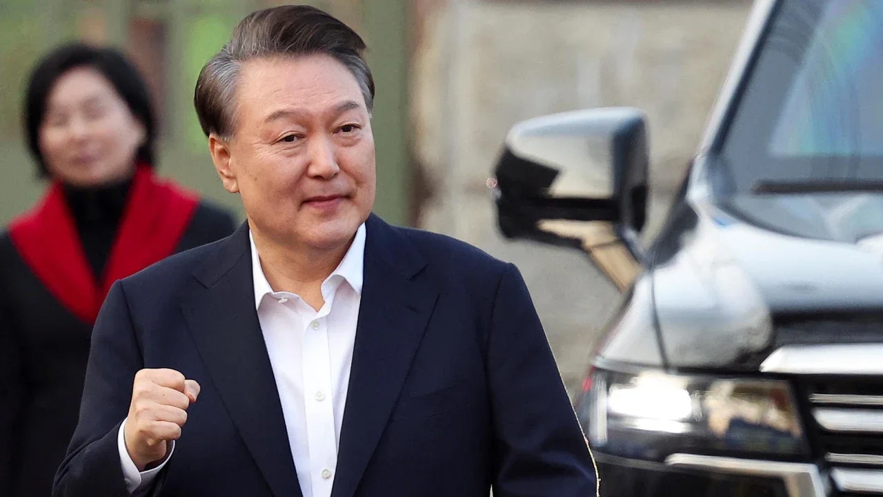Presiden Korea Selatan yang dimakzulkan Yoon Suk Yeol memberi hormat  kepada pendukungnya usai  dibebaskan, di Uiwang, Korea Selatan, Sabtu (08/03/3035)