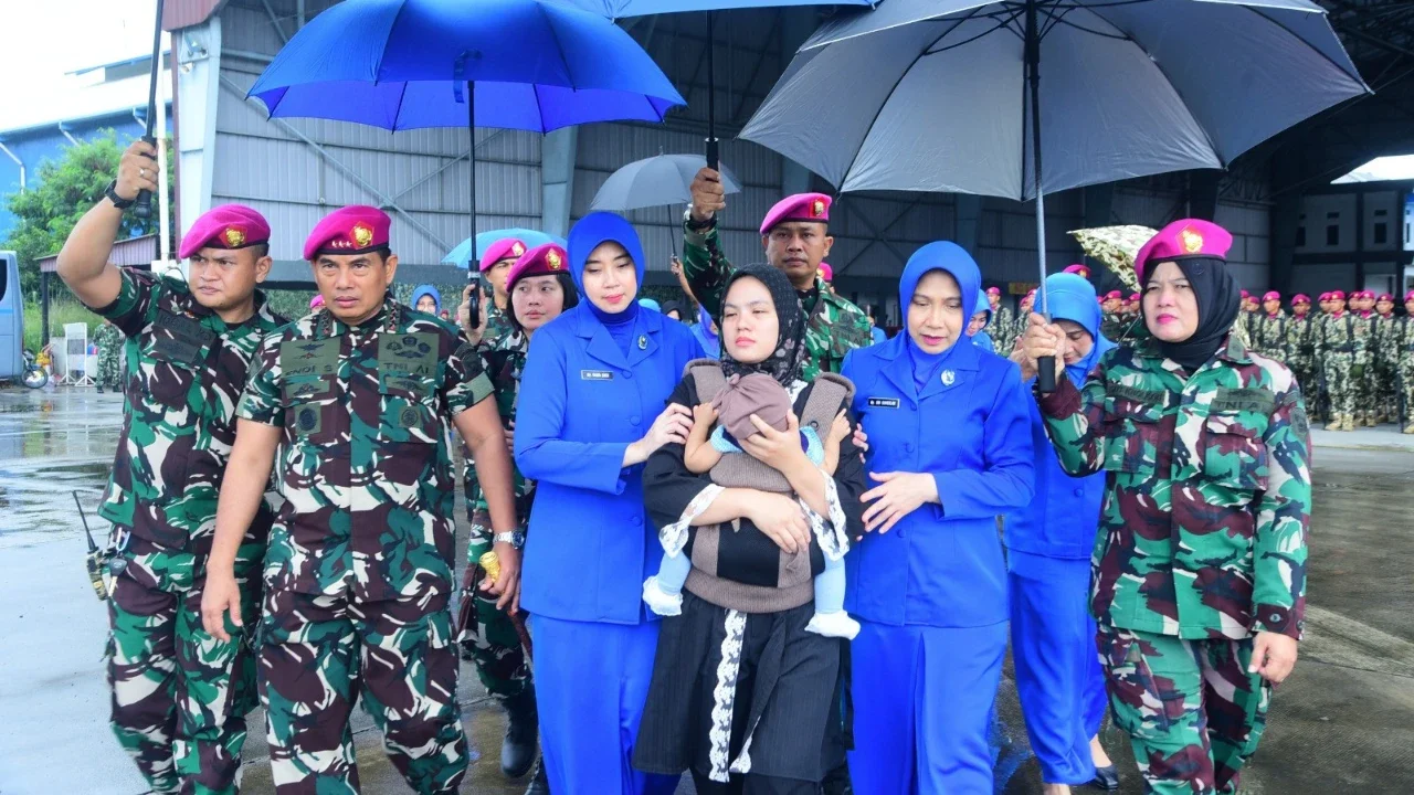 Panglima Korps Marinir Letnan Jenderal TNI (Mar) Endi Supardi bersama istri dan anak mendiang prajurit saat pelepasan jenazah dua prajurit Korps Marinir TNI Angkatan Laut korban musibah tanah longsor di Lanudal Pondok Cabe, Jakarta, Minggu (01/02/2026).