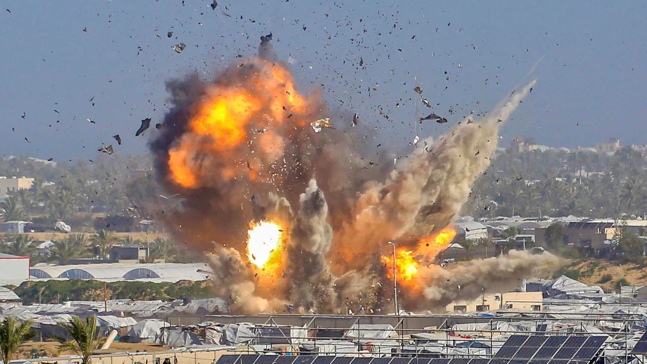 Asap dan api membubung saat serangan udara Israel terhadap tenda yang menampung pengungsi Palestinal di sebelah barat Khan Yunis, Jalur Gaza Selatan, Sabtu (31/01/2026).