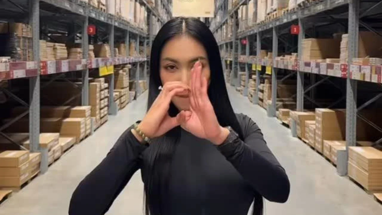 Jejak Langkah Denada: Sang 'Lady Rapper' yang Bermetamorfosis Jadi Ratu Lintas Genre