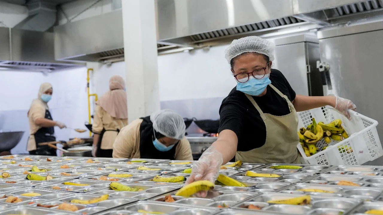 Petugas SPPG Palmerah menyiapkan menu MBG.