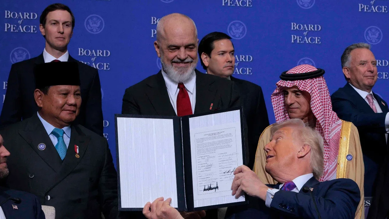 Presiden Prabowo Subianto bersama Presiden Donald Trump dan perwakilan Dewan Perdamaian berfoto bersama usai penandatanganan nota kesepahaman dalam pertemuan perdana Dewan Perdamaian di Institut Perdamaian Donald J. Trump, Kamis (19/02/2026), di Washington DC.