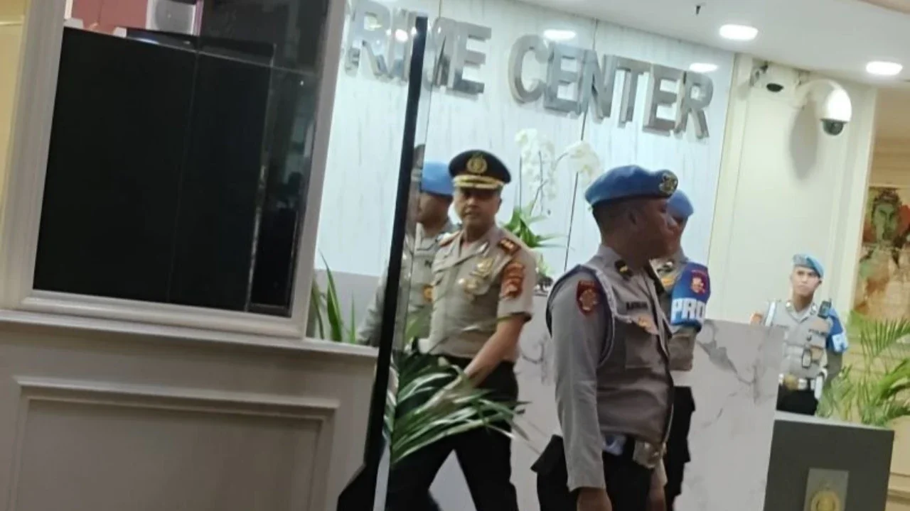 Bareskrim Polri menahan eks Kapolres Bima Kota AKBP Didik Putra Kuncoro setelah dijatuhi putusan Pemberhentian Tidak Dengan Hormat (PTDH) karena terbukti terlibat dalam kasus kepemilikan narkoba dan menerima aliran dana haram.