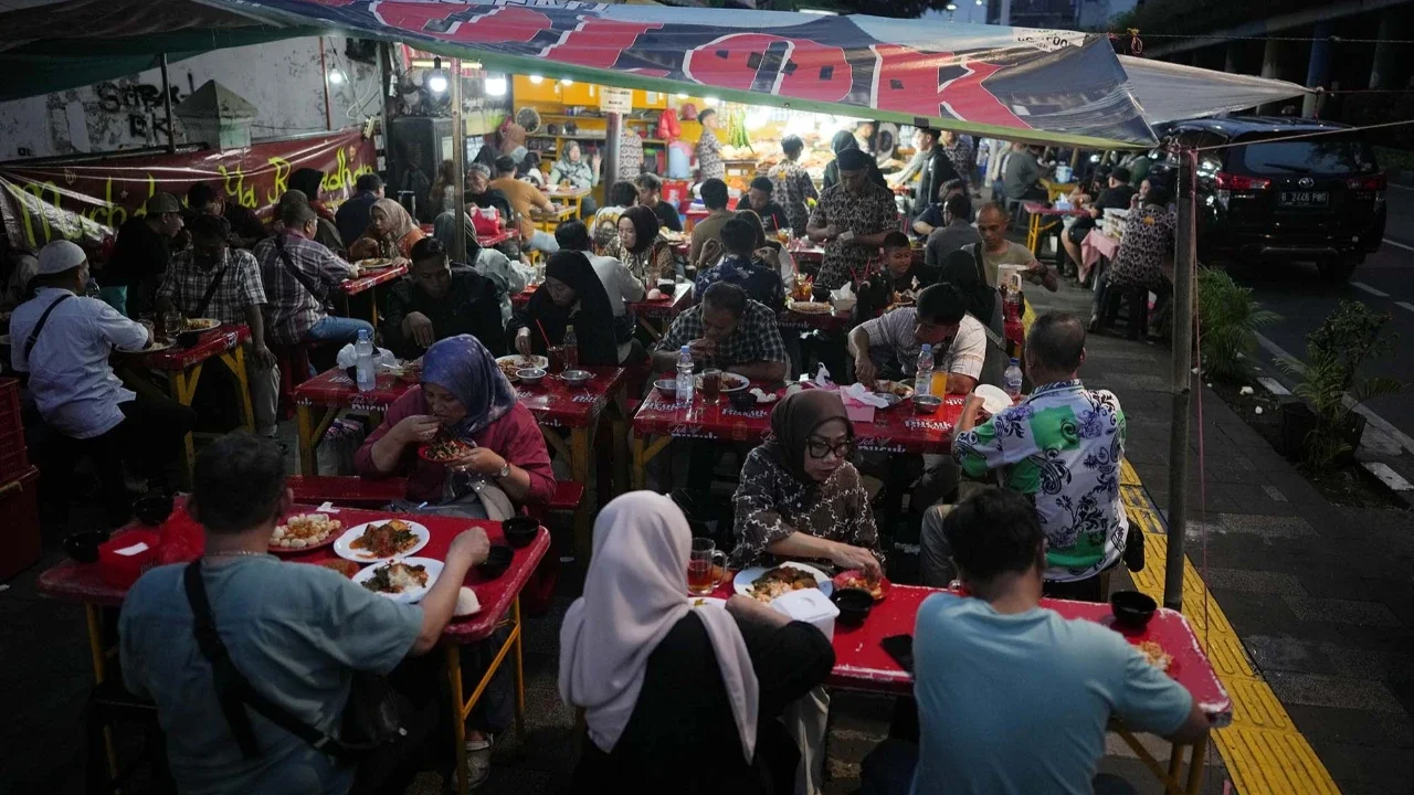 Warga berbuka puasa  pada hari kedua bulan suci Ramadan di Sentra Kuliner Kapau Raya di Jalan Kramat Raya, Jakarta, Indonesia, Jumat (20/02/2026)..