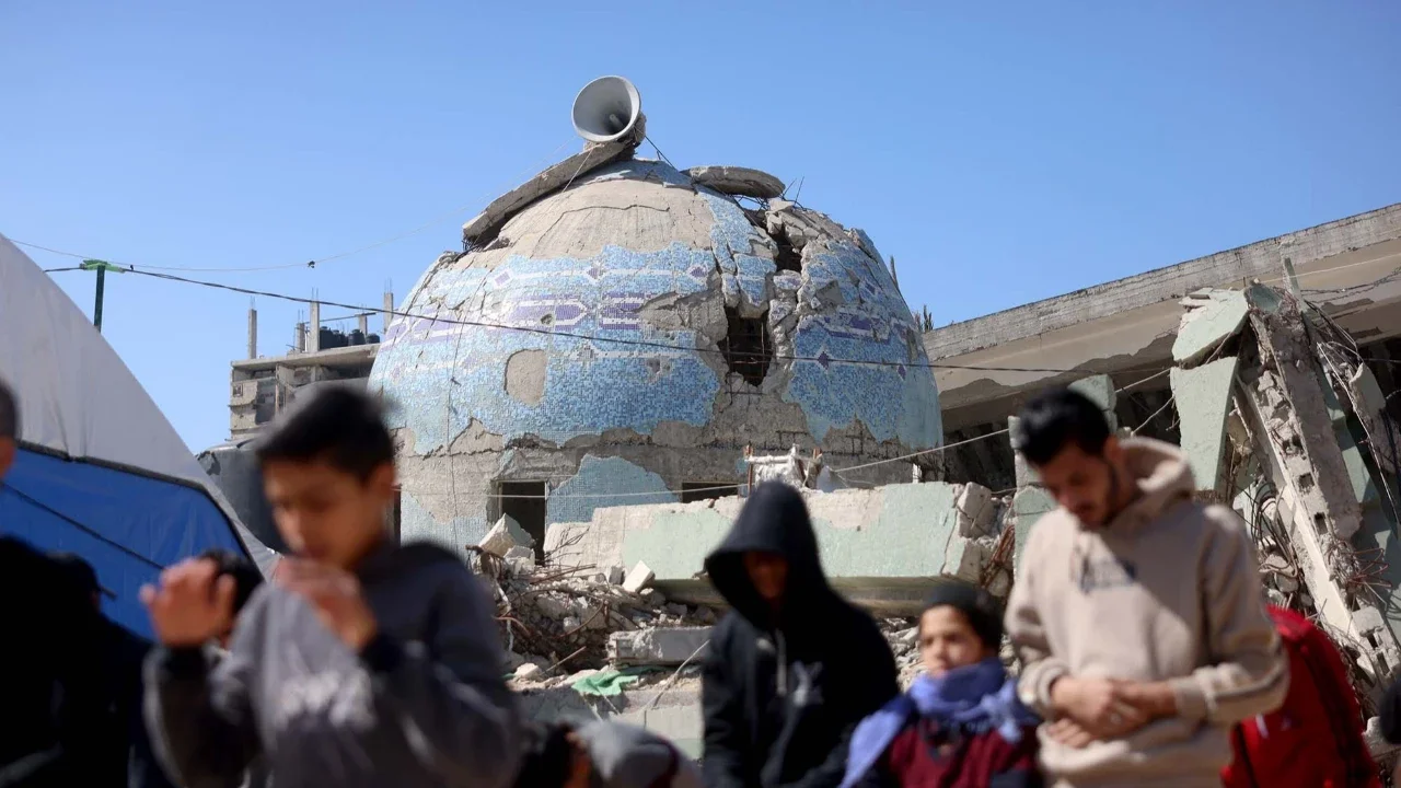 Warga Palestina yang mengungsi melaksanakan salat Jumat pertama di bulan suci Ramadan di samping Masjid Al-Huda yang hancur, di Khan Yunis, Jalur Gaza bagian selatan, Jumat (20/02/2026).