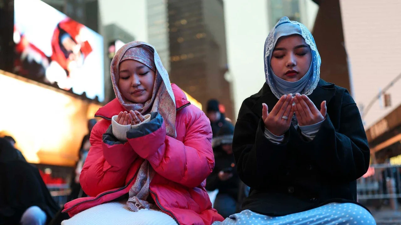 Umat Muslim berkumpul di Times Square untuk melaksanakan shalat Tarawih di Kota New York, Amerila Serikat. Jumat (20/02/2026) waktu setempat.