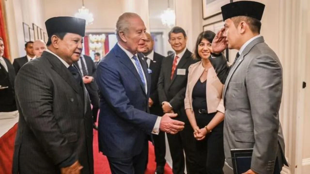 Presiden Prabowo Subianto bersama Sekretaris Kabinet (Seskab) Letkol Teddy Indra Wijaya dan Menteri Luar Negeri Sugiono (Istimewa)