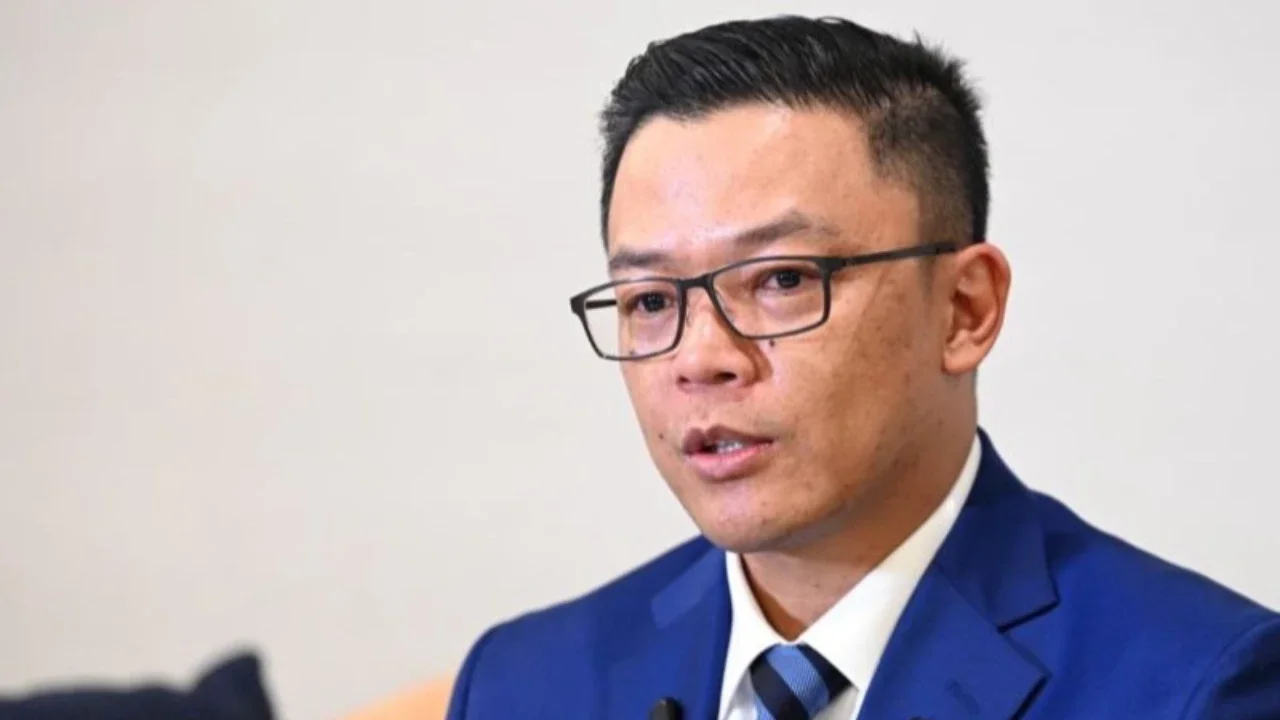 Menteri Luar Negeri Sugiono meluruskan kesalahpahaman terkait Kontribusi Indonesia Board of Peace. Indonesia menjadi anggota tetap bukan dengan membayar iuran 1 miliar dolar AS, melainkan mengirimkan 8.000 pasukan penjaga perdamaian. Simak penjelasan leng