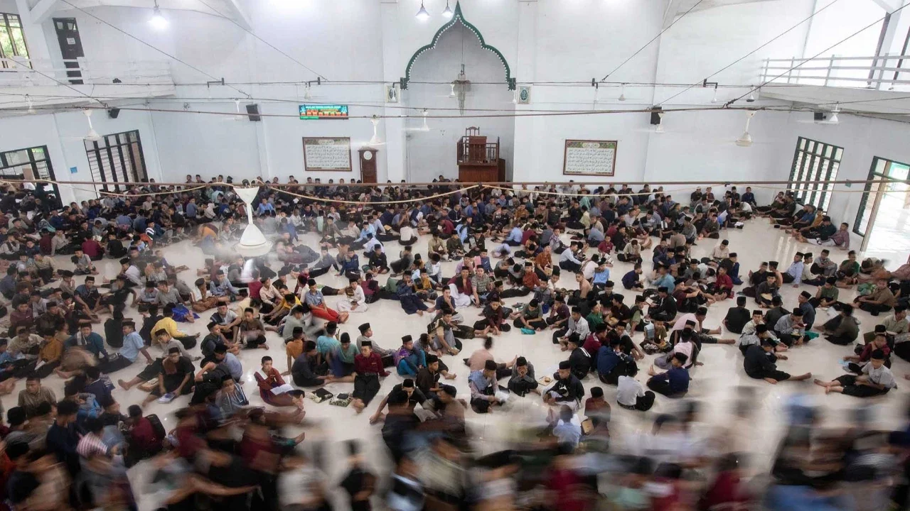 Sejumlah santri membaca Al Quran di Pondok Pesantren Ar-Raudlatul Hasanah, Kota Medan, Sumatera Utara, Sabtu (21/2/2026).