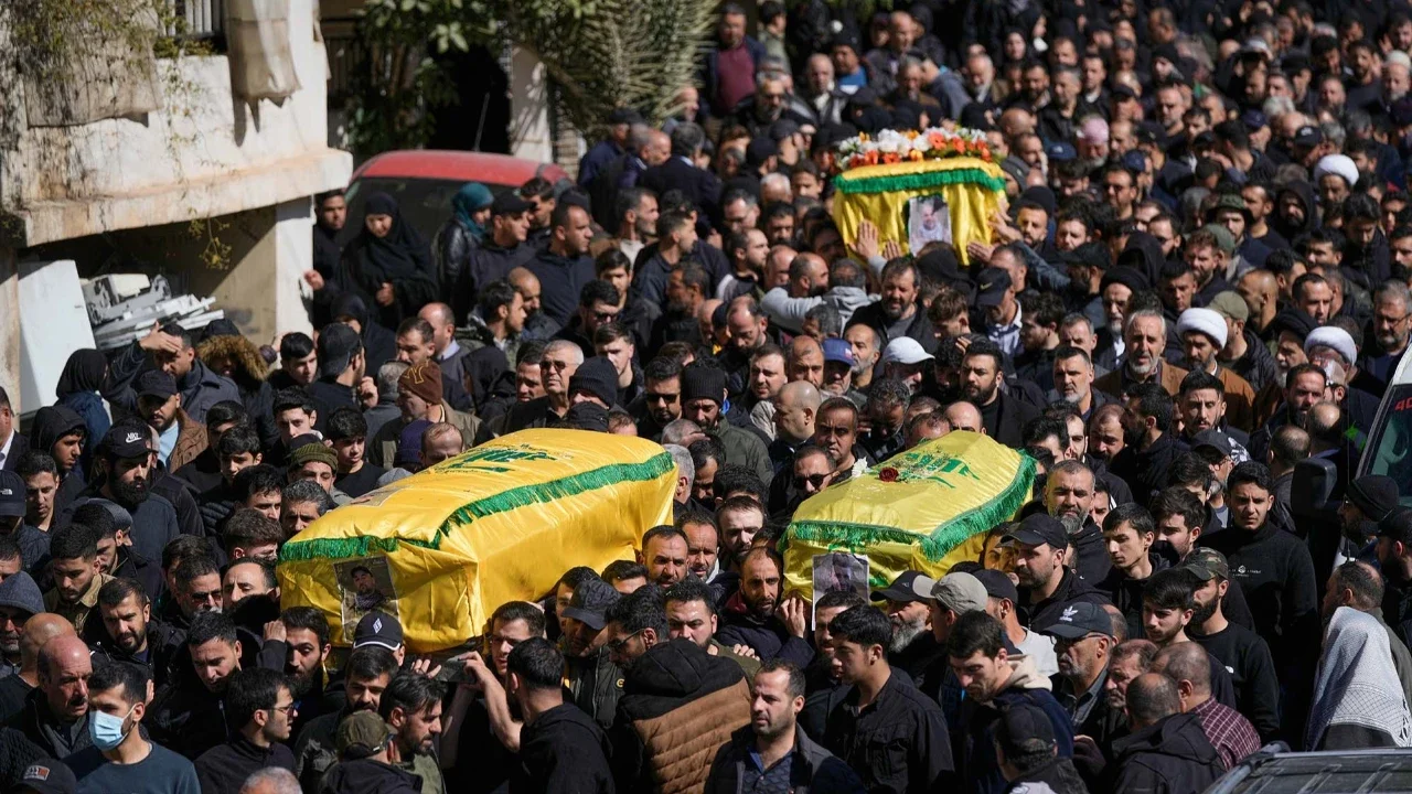 Para pelayat membawa peti mati tiga pejuang Hizbullah yang tewas dalam serangan Israel selama prosesi pemakaman mereka di desa Nabi Sheet di Lebanon timur, Sabtu, (21/02/2026).