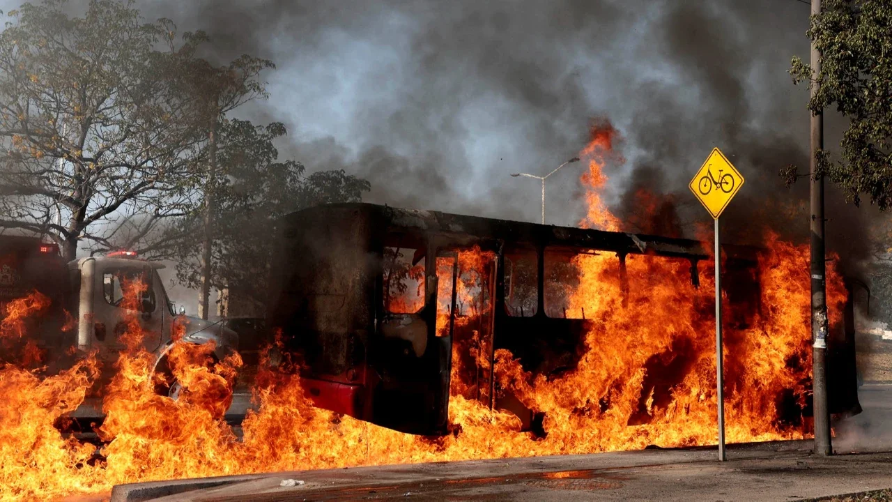 Bus yang dibakar oleh kelompok kejahatan terorganisir sebagai bentuk perlawanan terhadap operasi penangkapan pemimpin Kartel Generasi Baru Jalisco, Nemesio Oseguera di Zapopan, Jalisco, Meksiko, Minggu (22/02/2026).
