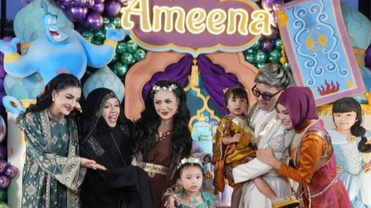 Potret keluarga besar Ameena di perayaan ultah ke-4. [IG: @genifaruk]