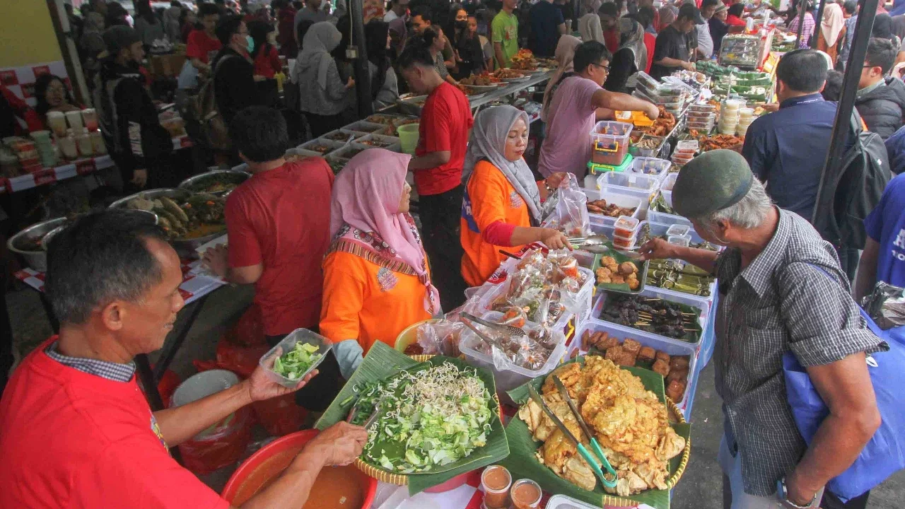 Pedagang melayani pembeli di Pasar Takjil Ramadhan Bendungan Hilir (Benhil), Jakarta, Senin (23/2/2026).