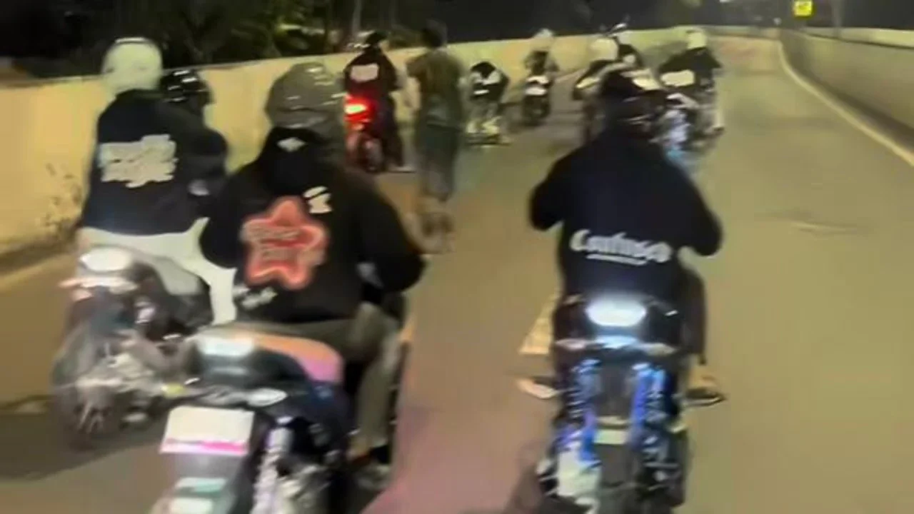 Viral Rombongan Pemotor Rusak Portal JLNT Casablanca, Polisi Turun Tangan