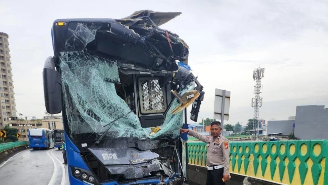 Bukan Cuma Sopir, Pramono Minta Operator Transjakarta Disanksi Usai Tabrakan Adu Banteng di Koridor 13