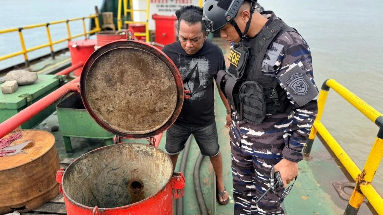Prajurit TNI AL mengamankan kapal dan mobil tangki yang diduga terlibat dalam distribusi BBM ilegal di Perairan Makassar, Sulawesi Selatan, Minggu (22/02/2026).