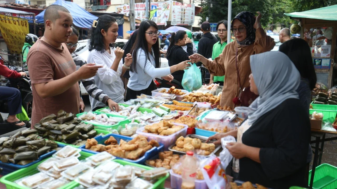 Warga memadati jalan penghubung Kalipasir Menteng dan Kwitang Jakarta Pusat di belakang Taman Ismail Marzuki untuk berburu takjil pada hari keeenam Ramadan 1447 H, Selasa (24/02/2026).