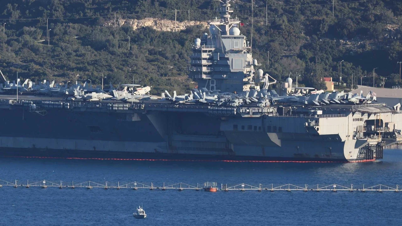 Kapal induk AS USS Gerald Ford terlihat berlabuh di Teluk Souda di pulau Kreta, Yunani, Mediterania, Selasa (24/02/2026).