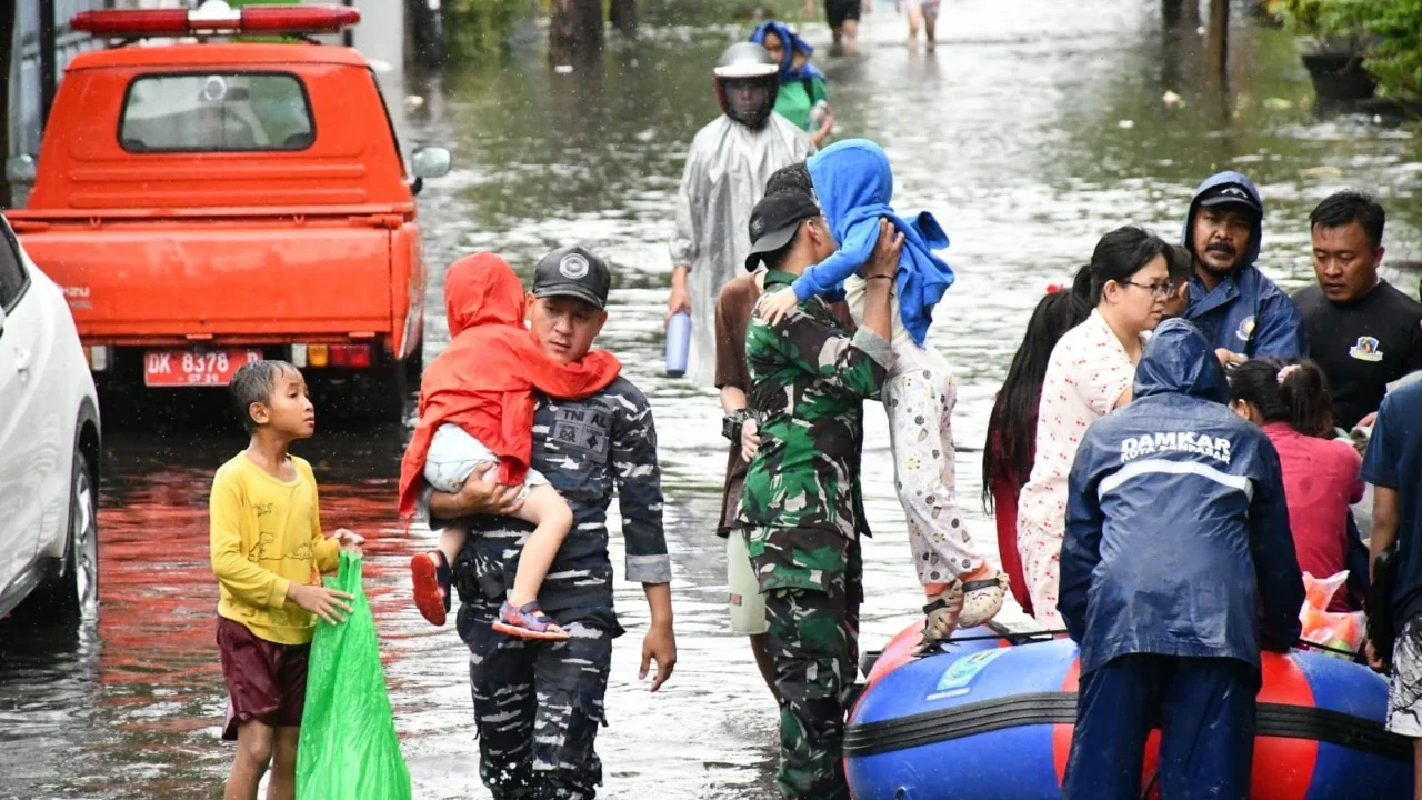 Personel Pangkalan TNI Angkatan Laut Bali mengevakuasi warga terdampak banjir di Sesetan, Denpasar Selatan, Selasa (24/02/2026).