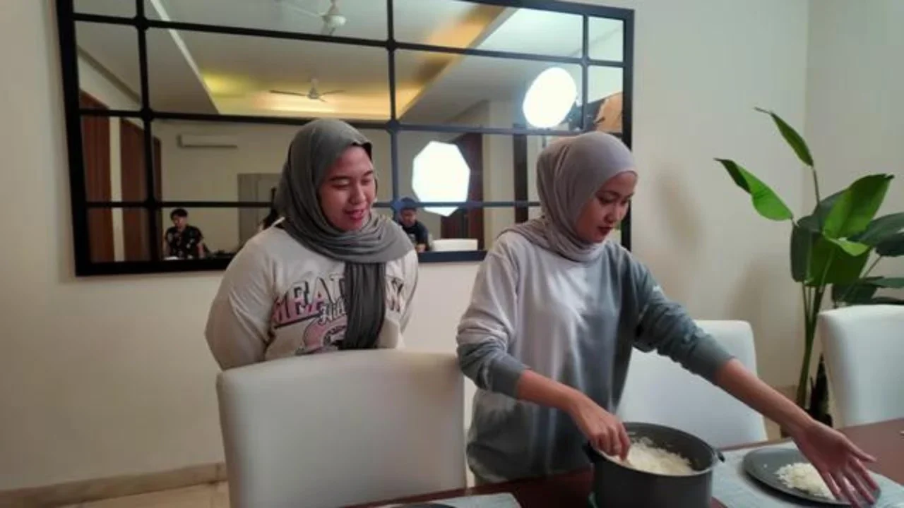 Potret Ruang Makan Rumah Cinta Laura (Foto: Akun YouTube Cinta Laura Kiehl)