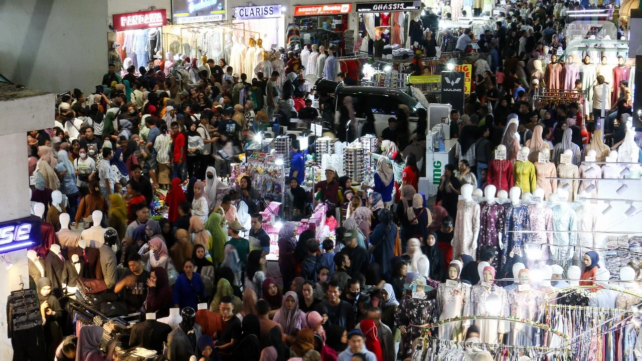 Pada Minggu (23/3/2025) siang, ribuan warga memadati pasar grosir terbesar se-Asia Tenggara itu, mereka datang dari berbagai daerah untuk membeli baju Lebaran di Pasar Tanah Abang. (Liputan6.com/Herman Zakharia)