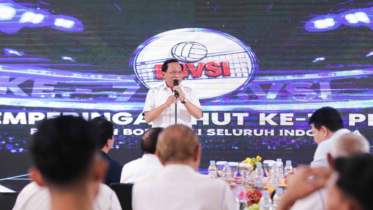 Ketua Umum Persatuan Bola Voli Seluruh Indonesia (PBVSI). Imam Sudjarwo memberikan sambutan saat kegiatan syukuran HUT ke-71 PBVSI di Gedung Serbaguna Padepokan Voli Sentul, Bogor, Kamis (26/2/2026).