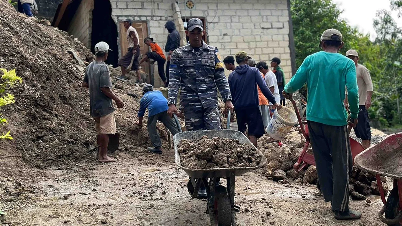 Personel Pos TNI AL Nusa Penida dan Koramil 1610-04/Nusa Penida bersama warga melakukan pembersihan material longsor yang menimpa rumah di Banjar Buah, Dusun Lemo, Nusa Penida, Bali, Kamis (26/02/2026).