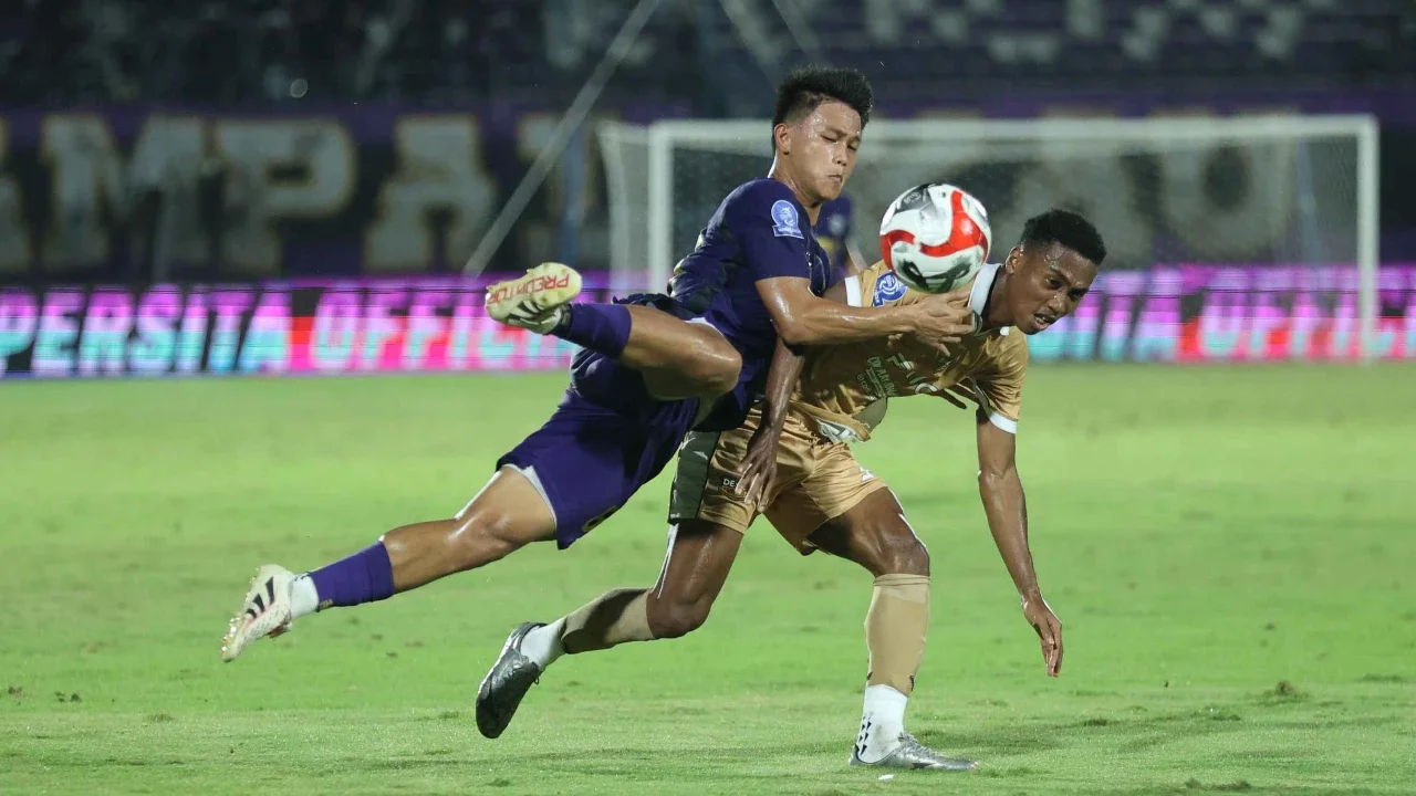 Pemain Persita berebut bola pemain Dewa United dalam lanjutan BRI Super League 2025/2026 di Stadion Indomilk Arena, Tangerang, Banten, Kamis (26/2/2026).