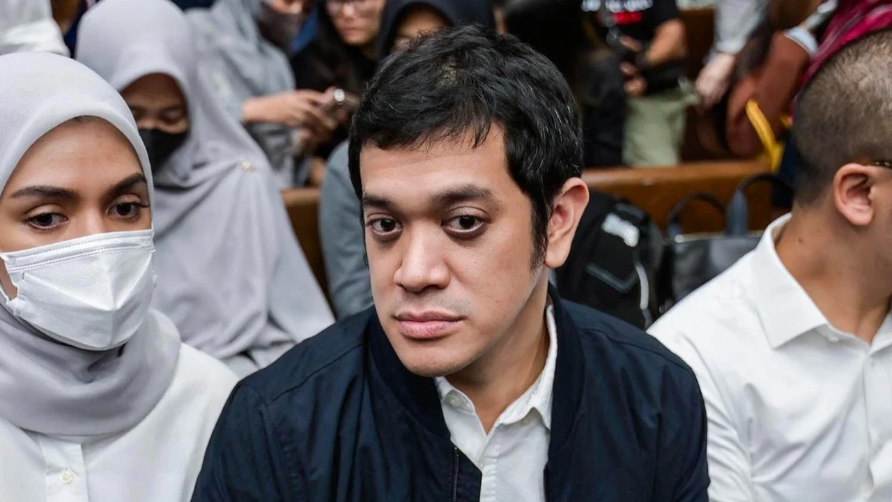 Muhammad Kerry Adrianto Riza, mantan Wakil Direktur Optimalisasi Produk di PT Kilang Pertamina Internasional sekaligus putra pengusaha Riza Chalid  bersama istrinya Atya Sardadi tiba di gedung Pengadilan Negeri Tindak Pidana Korupsi Jakarta untuk menjalani sidang pembacaan vonis kasus dugaan korupsi terkait Pertamina, Kamis (26/023/2026) malam.