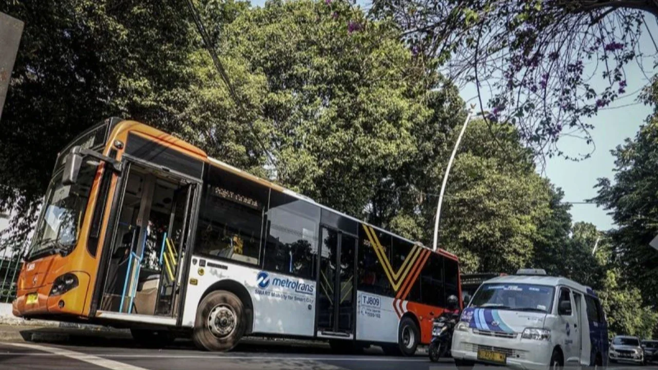 Genangan air di sejumlah titik di DKI Jakarta pada Sabtu (31/1) pagi menyebabkan pengalihan rute beberapa layanan Transjakarta dan Mikrotrans, mengganggu perjalanan ribuan penumpang.