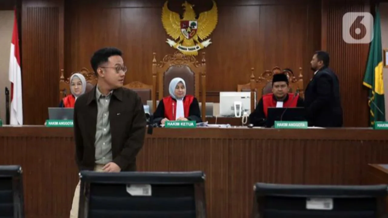 Delpedro Marhaen mengangkat tangan usai mengikuti sidang lanjutan dugaan penghasutan kerusuhan pada Agustus 2025 di Pengadilan Negeri Jakarta Pusat, Kamis (8/1/2026). Majelis Hakim Pengadilan