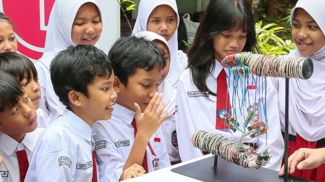 LG Serahkan Instalasi Seni dari Sampah Elektronik ke SDN 08 Ragunan