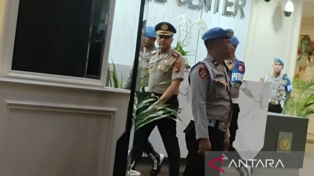 Bareskrim Polri menahan eks Kapolres Bima Kota AKBP Didik Putra Kuncoro setelah dijatuhi putusan Pemberhentian Tidak Dengan Hormat (PTDH) karena terbukti terlibat dalam kasus kepemilikan narkoba dan menerima aliran dana haram.