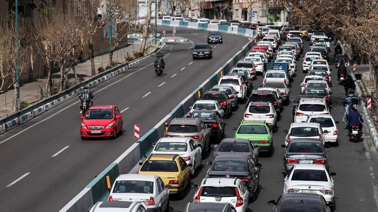 Para pengendara mobil melintas di sebuah jalan di pusat kota Teheran, Iran, Sabtu (28/02/2026).