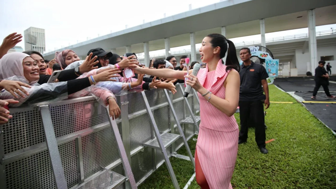 Penyanyi Christie turun dari panggung dan menyapa penonton secara langsung saat membuka KLBB 2026 di Stadion Madya Senayan Jakarta Sabtu  (28/02/2026).