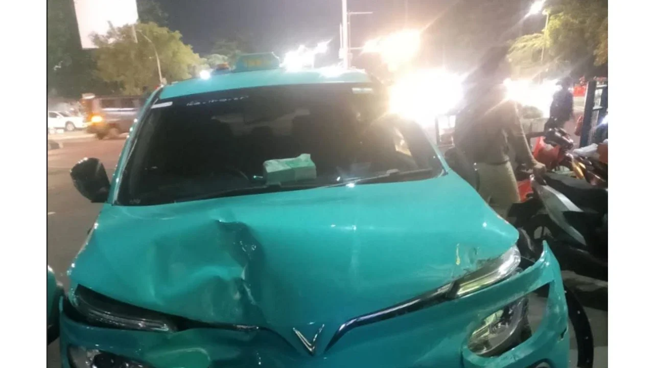 Taksi Listrik Tabrak Motor dan Mobil Depan PGC Cililitan, Sopir Diduga Epilepsi