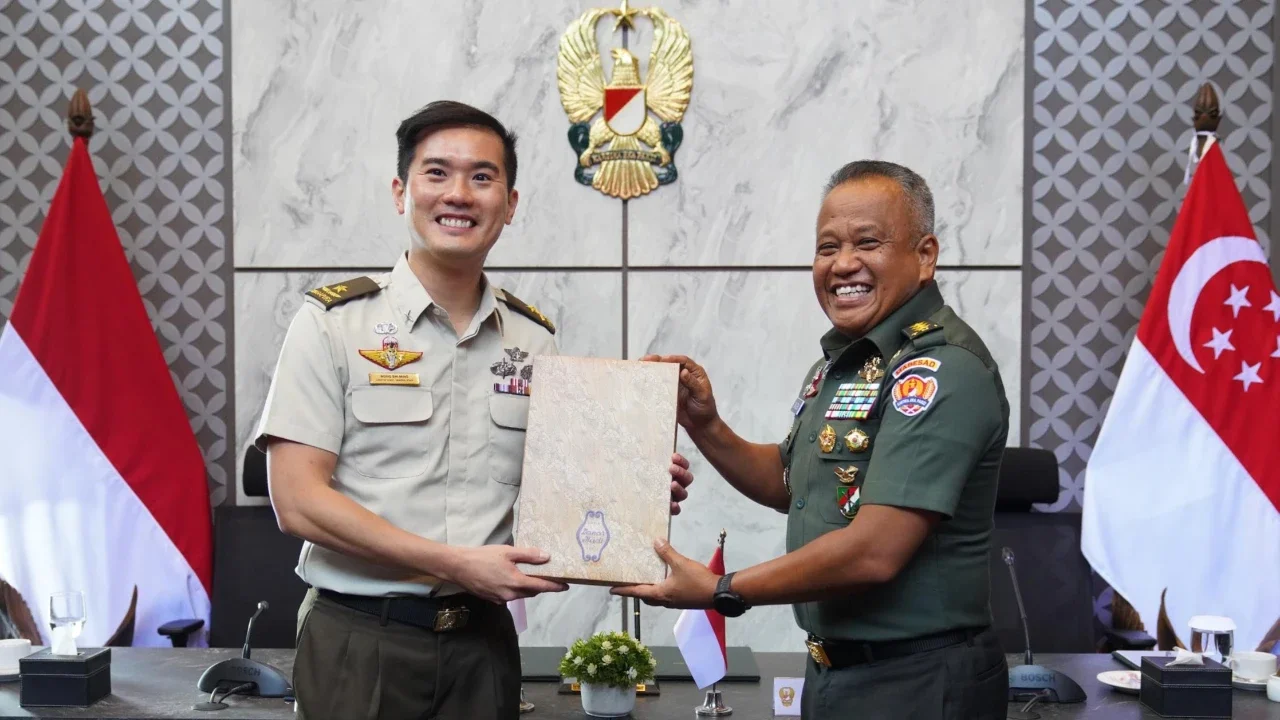 Wakil Kepala Staf Angkatan Darat Letnan Jenderal TNI Muhammad Saleh Mustafa menerima kunjungan kehormatan Wakasad Singapura Brigadier General Wong Shi Min di Mabesad Jakarta. Senin (02/02/2026).