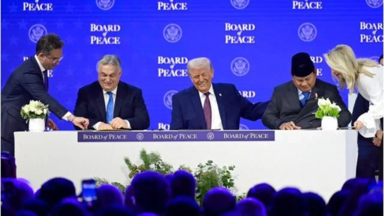 Presiden RI Prabowo Subianto menandatangani Piagam Dewan Perdamaian Gaza di sela World Economic Forum 2026 di Davos, Swiss, Kamis (22/1/2026). (Dok. Tim Media Presiden/Instagram @presidenrepu